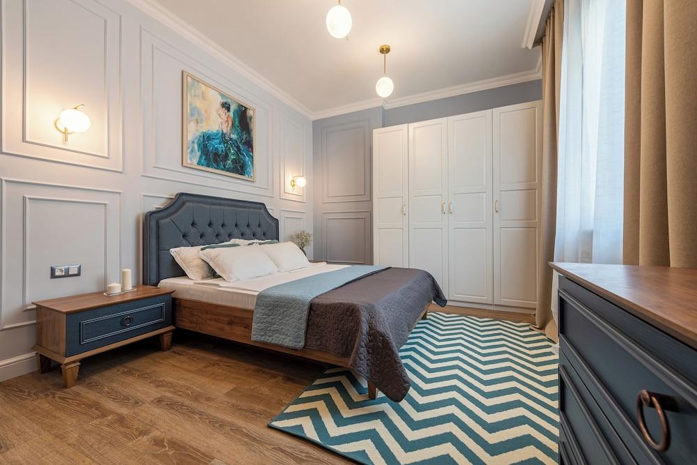 Luxury & Unique-Top Center Apt. - 3bdr 2