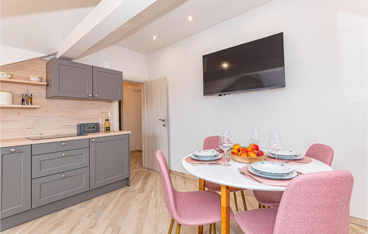 Pet Friendly Apartment in Pirovac 2