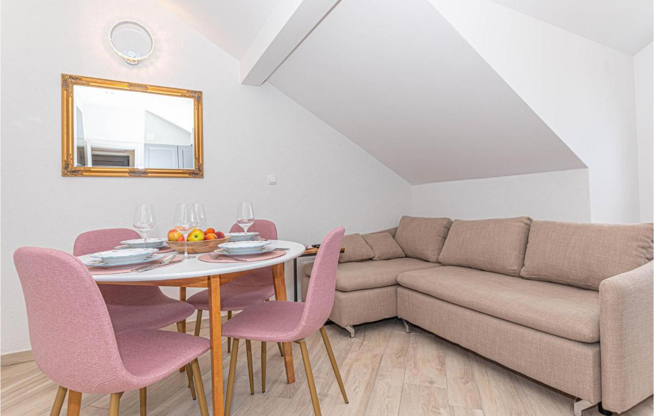 Pet Friendly Apartment in Pirovac 1