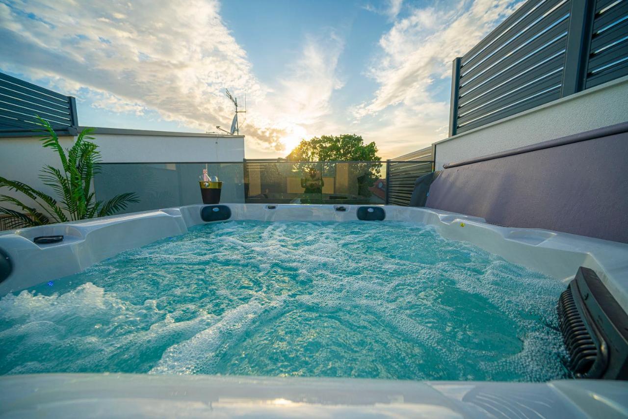"Golden Sky" Baby Villa with Jacuzzi