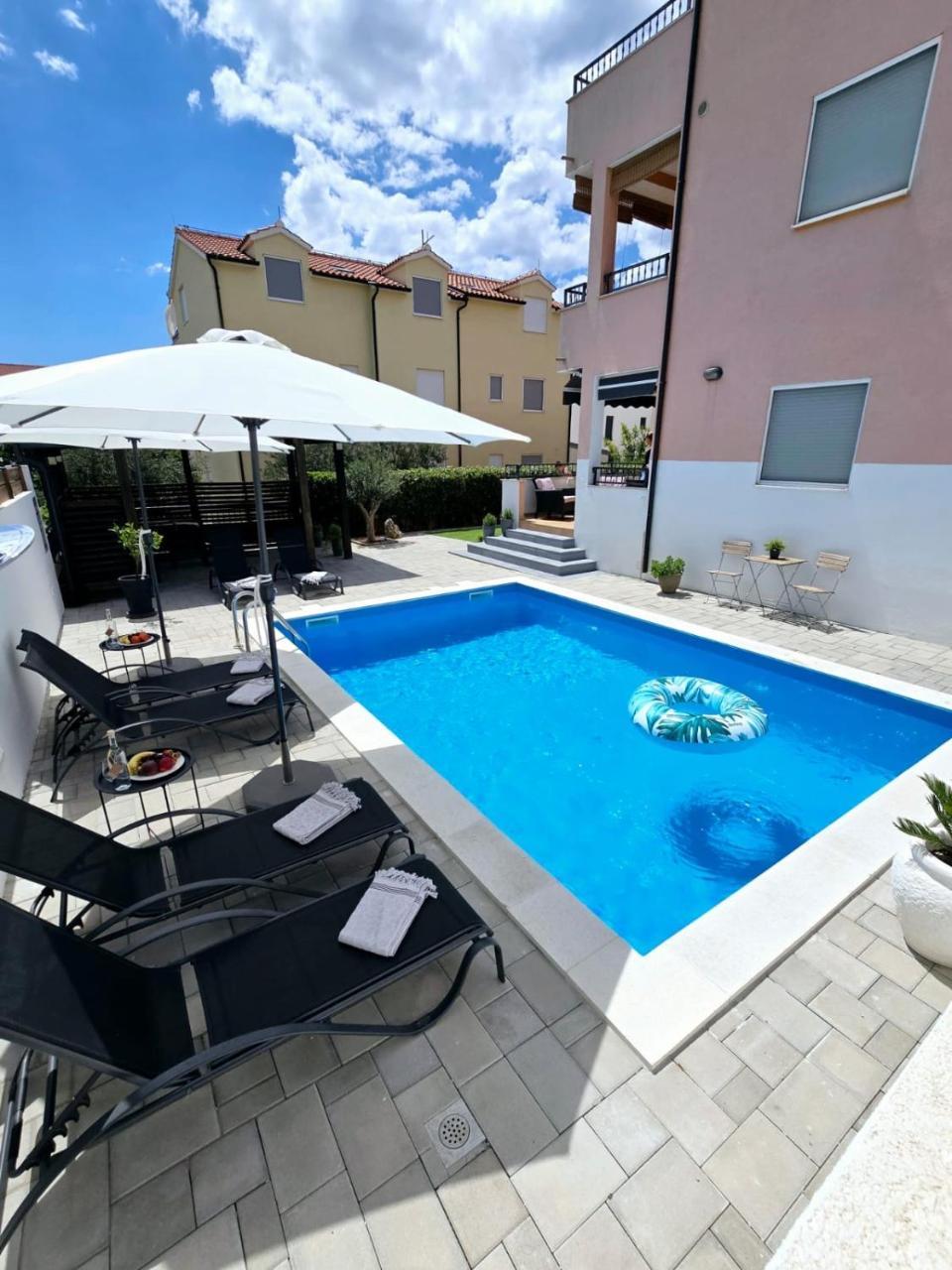 Apartment Alicia with Private Pool