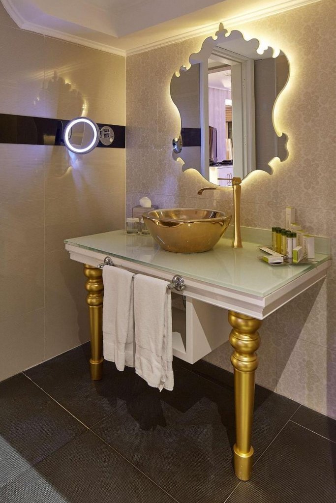 Doubletree by Hilton Hotel Izmir - Alsancak 2