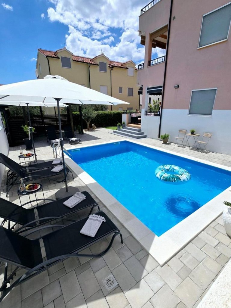 Apartment Alicia with Private Pool