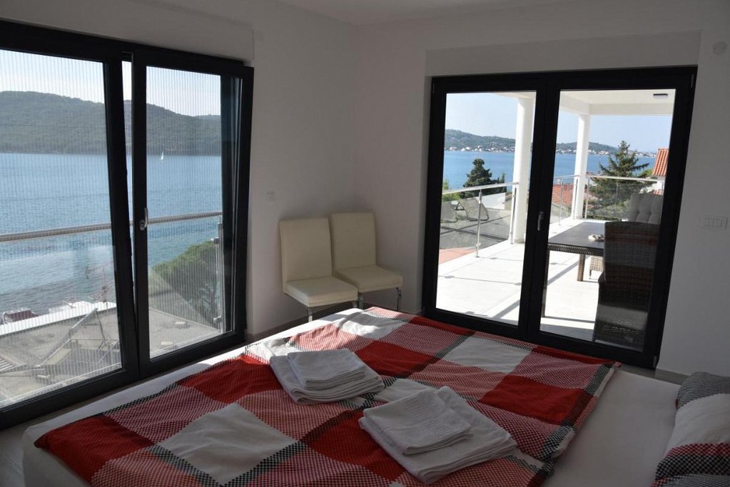 Villa Pina Tisno 2
