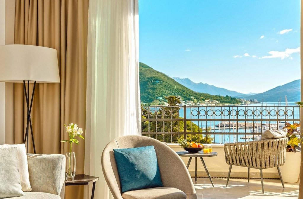 Lazure Hotel & Marina