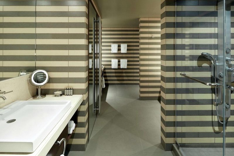 Doubletree by Hilton Montreal 2