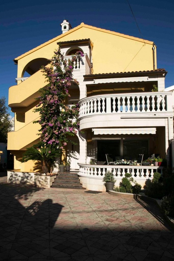 Apartments Visnja 1