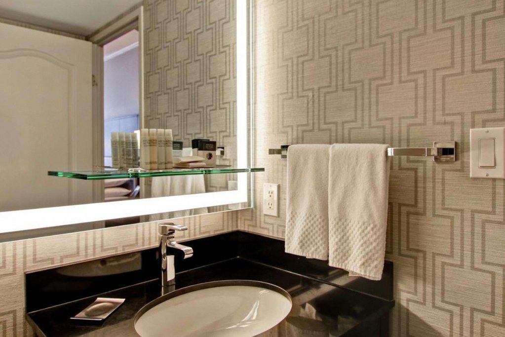 Doubletree by Hilton Hotel Toronto Downtown 2