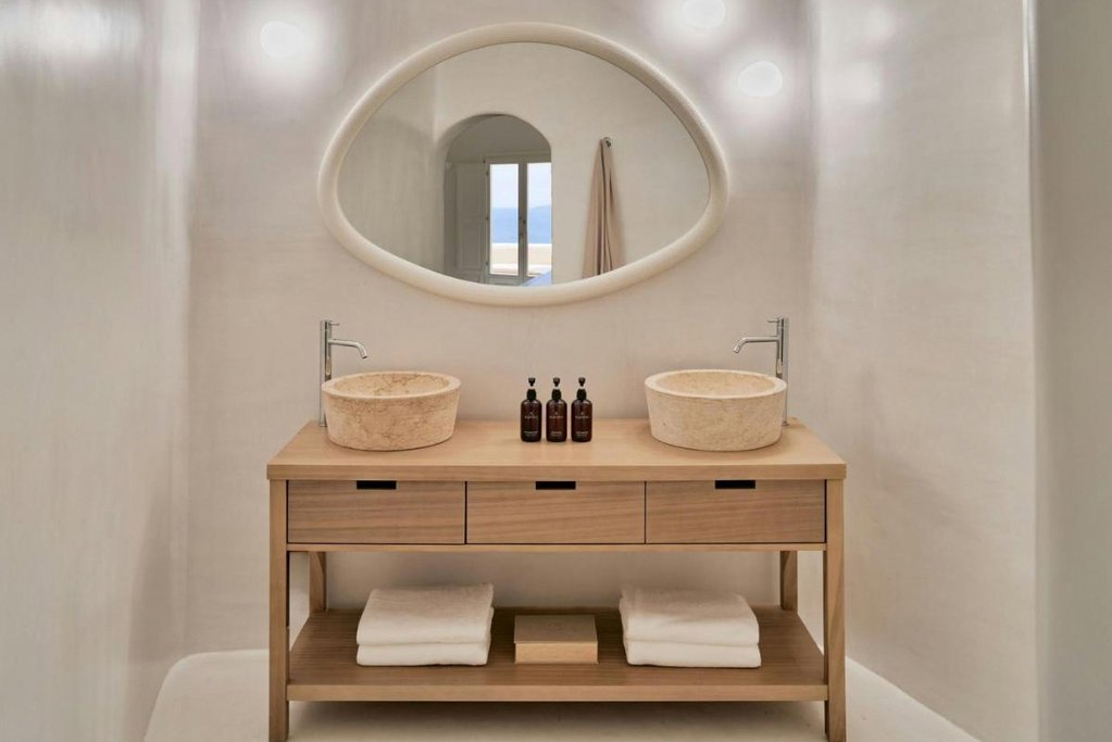 Mystique a Luxury Collection Hotel, Santorini 1