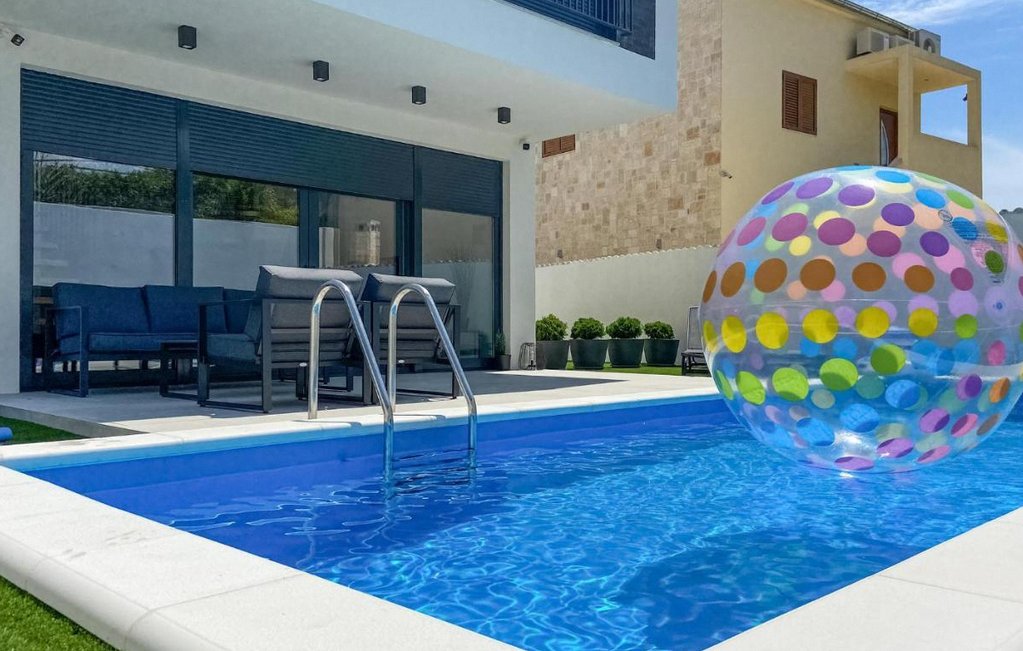 2 Bedroom Gorgeous Apartment in Jezera