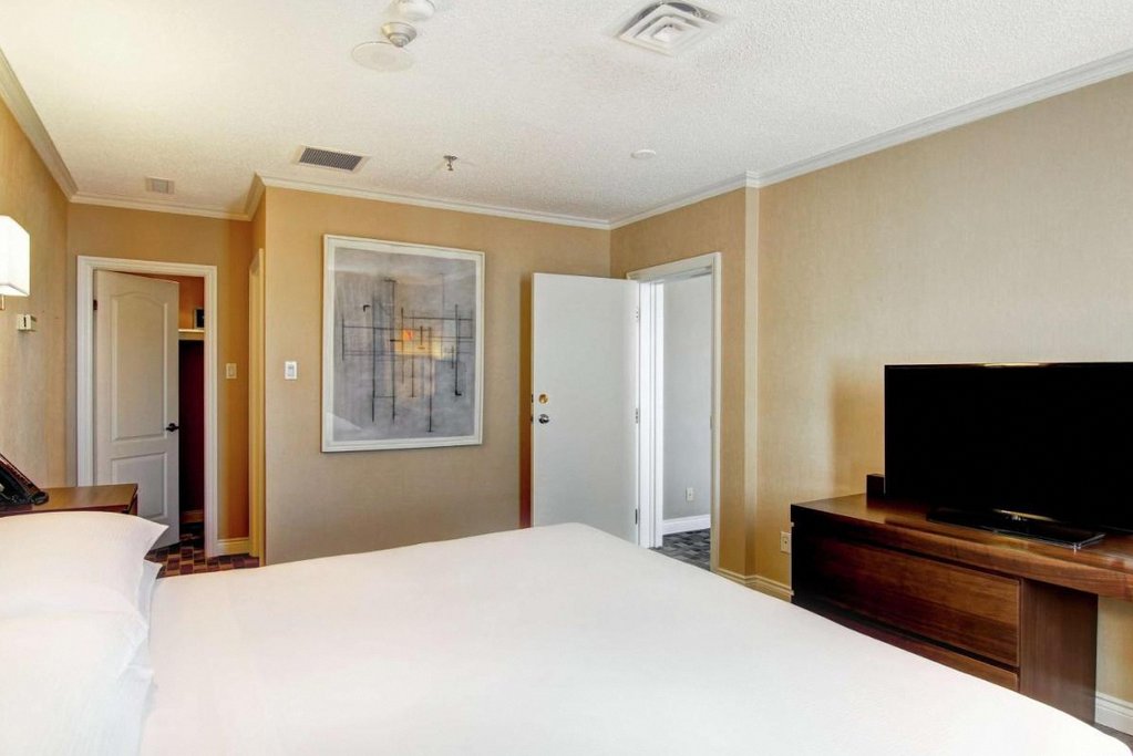 Doubletree by Hilton Hotel Toronto Downtown 1