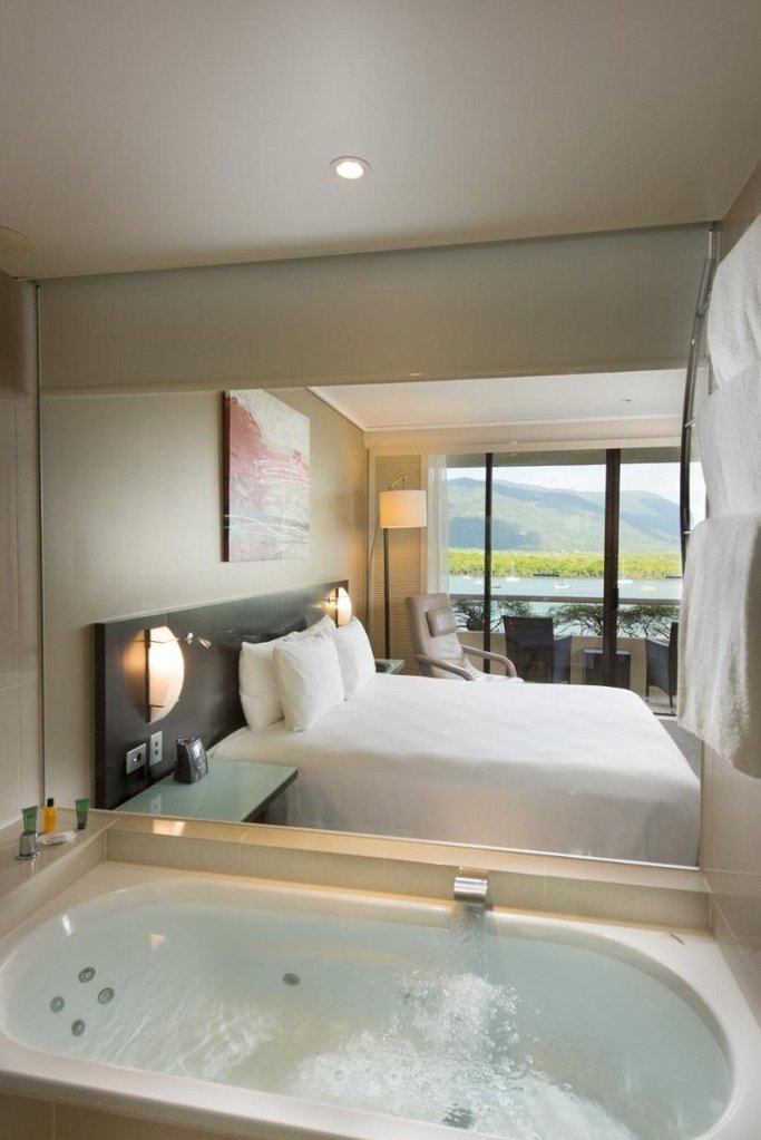 Hilton Cairns 2